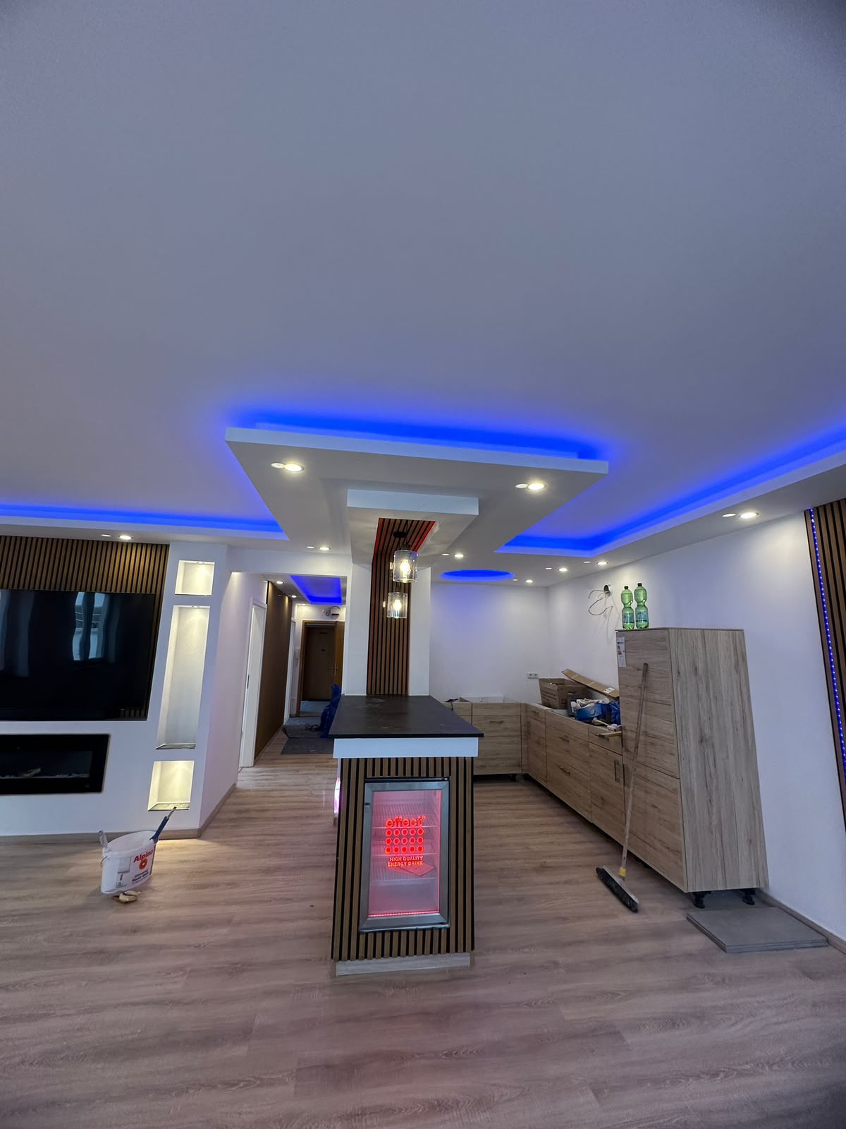 Wohnraum nach dem Umbau mit neuer Decke und Boden